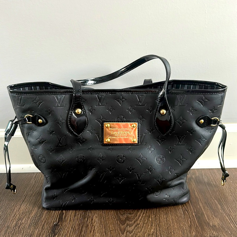 Not *authentic* Louis Vuitton bag!